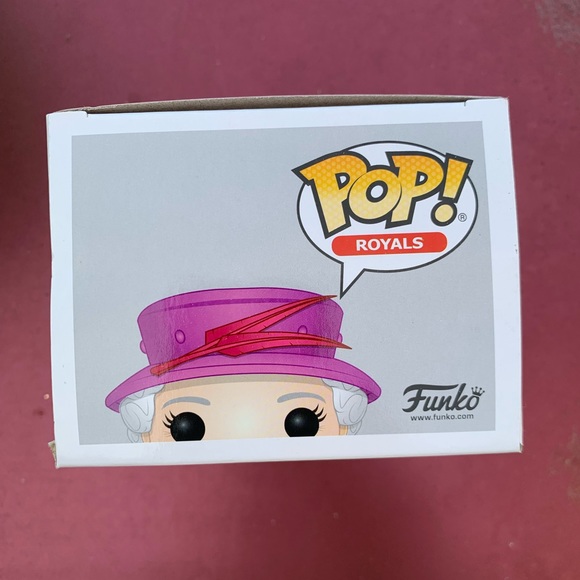 New in Box 2018 Queen Elizabeth II & Corgi Funko Pop British Royals - Picture 14 of 14